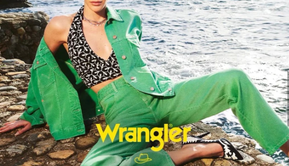 Беррак Тюзюнатач на страницах Women's shine для бренда Wrangler, 2023