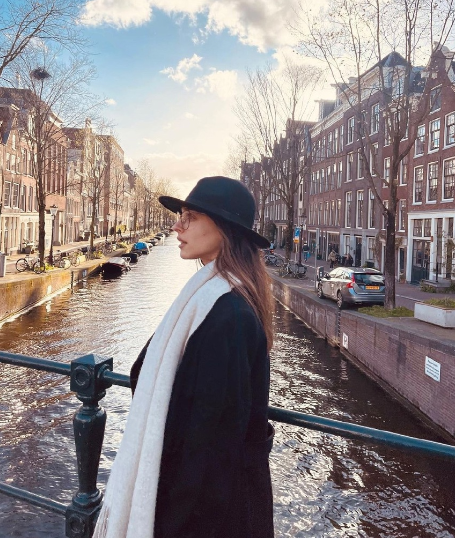 Джемре Байсел фото из путешествия по Амстердаму, весна 2023
